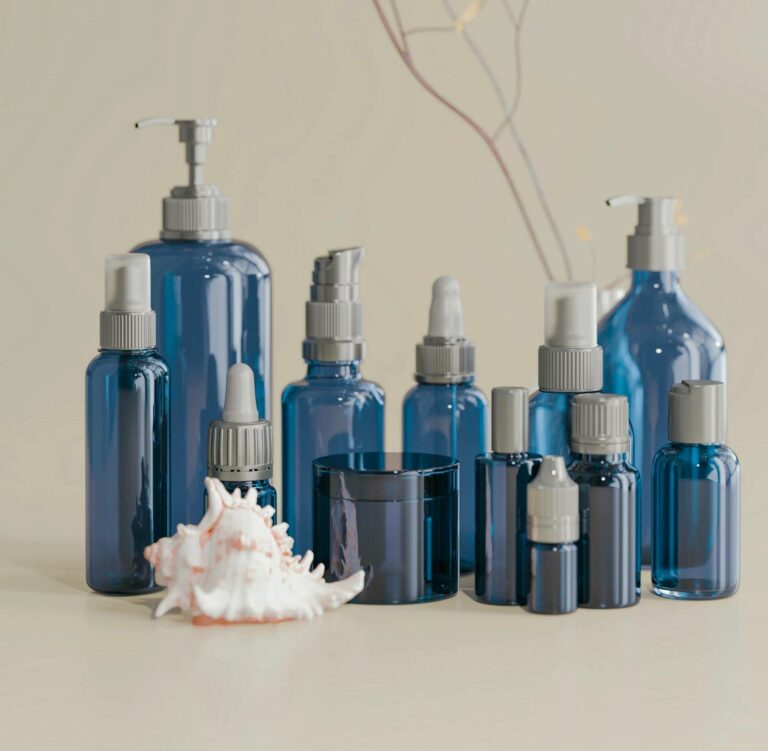 Ensemble de flacons bleus de soins cosmétiques détox, posés sur une surface claire, symbolisant une routine bien-être après les fêtes