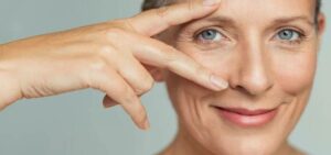 femme mûre affichant un sourire