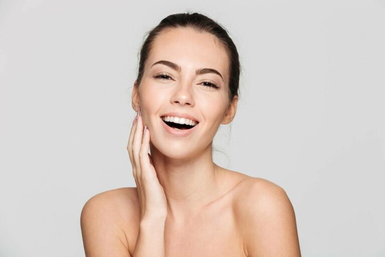 femme souriante à la peau clair