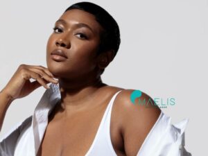 Femme noire portant une chemise blanche ainsi qu'un top blanc dans un centre laser Maelis