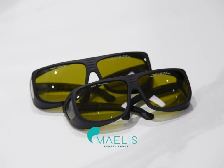 Deux paires de lunettes utiliser par les esthéticiennes sur les patientes pour protéger leurs yeux des rayons du laser lors d'une séance d'épilation laser définitive