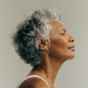 Femme mature aux cheveux gris de profil